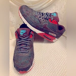 NIKE